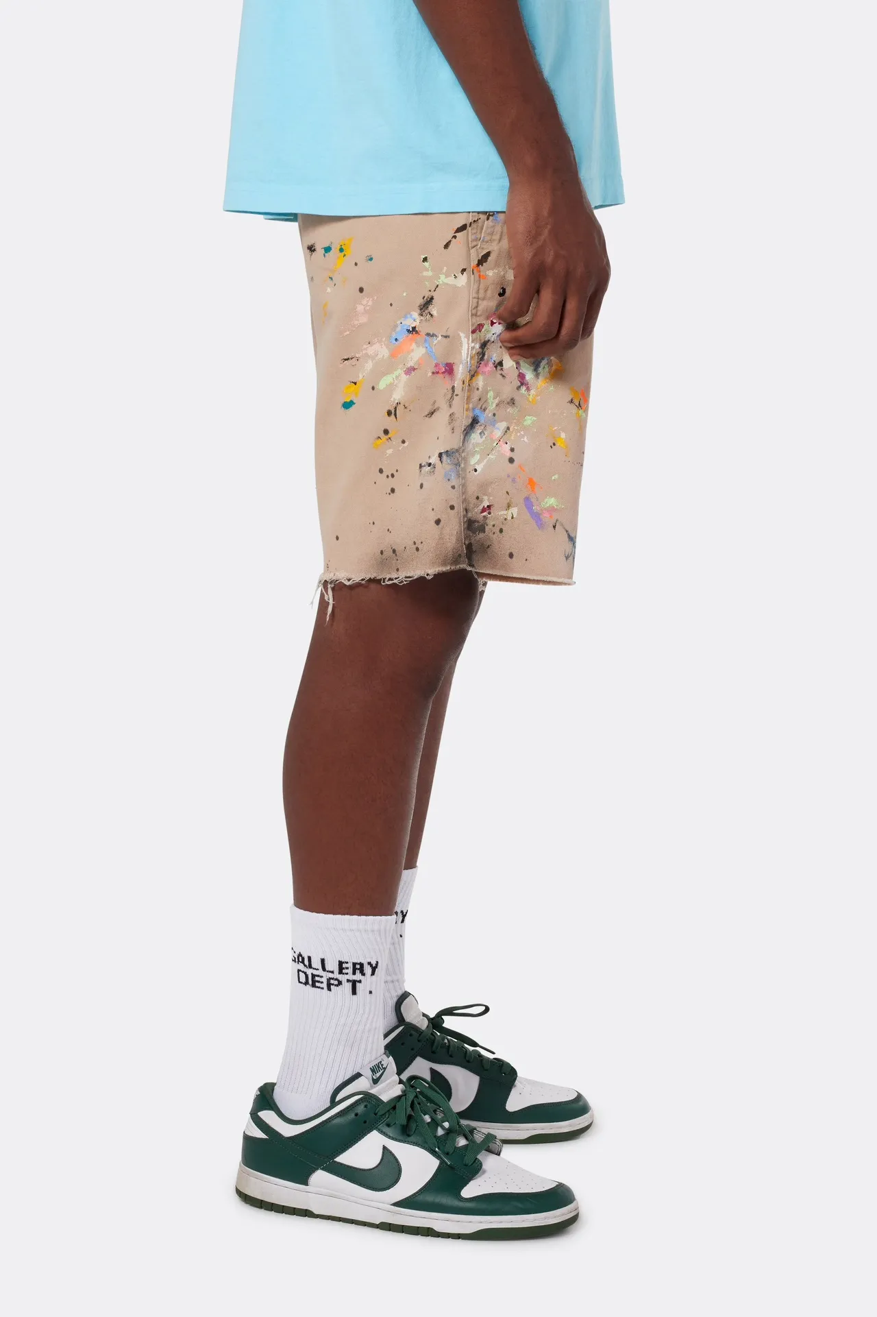 GALLERY DEPT. RICKY SHORT/KHAKI Splash-ink knife-cut khaki work shorts, khaki color 30-32-34-36 code, re-adjusted version, re-washed to make old VINTAGE, hand-made acrylic splash-ink graffiti, genuine cowhide steel stamped LOGO leather tag, original version with LOGO buttons
